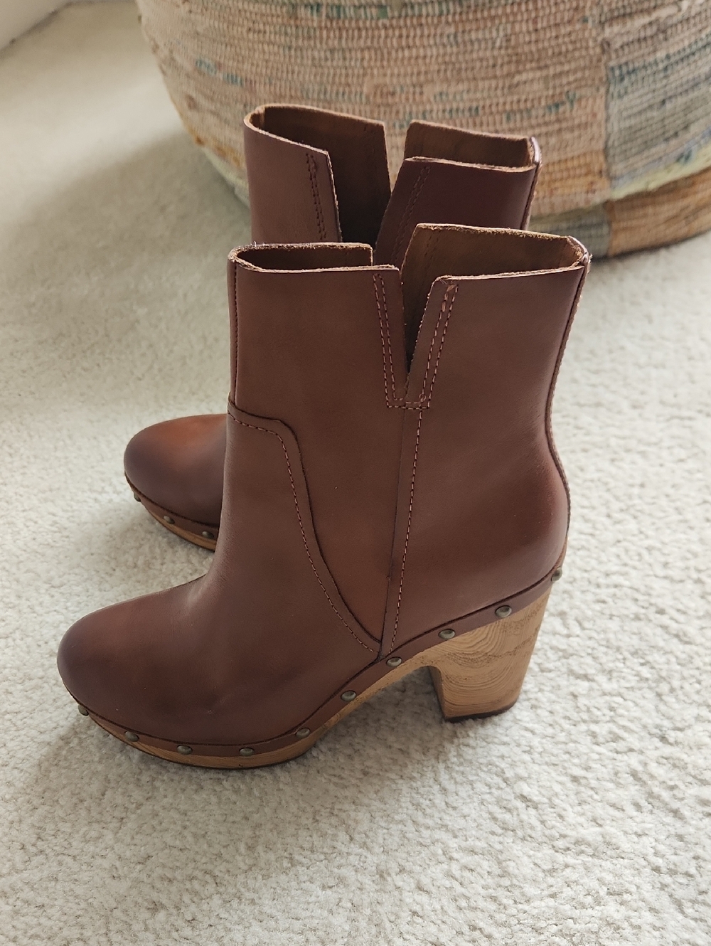 NWOT Kork-Ease Camel Stud High Heel Boot SZ 7